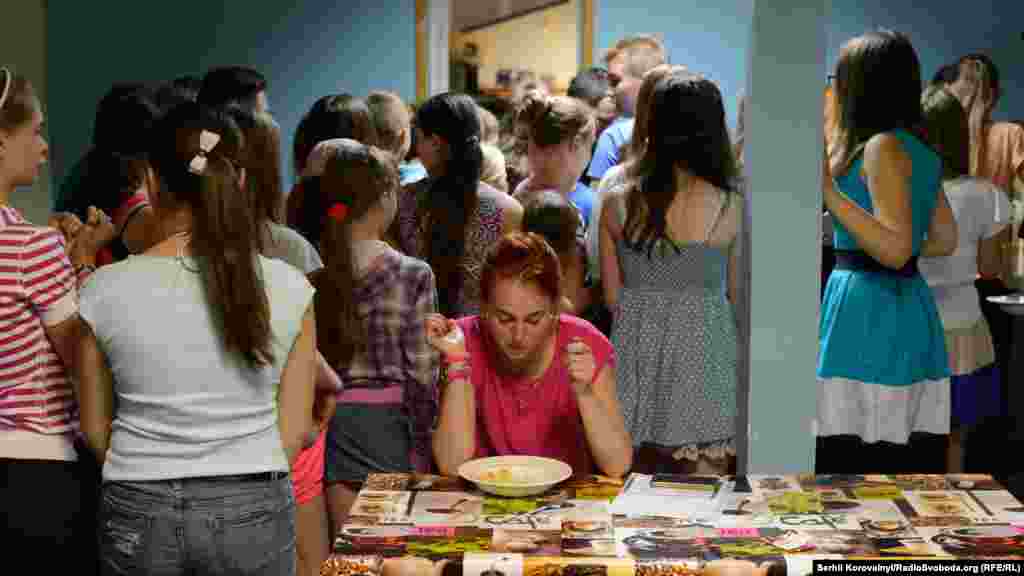 Черга за другою стравою іноді набуває таких форм