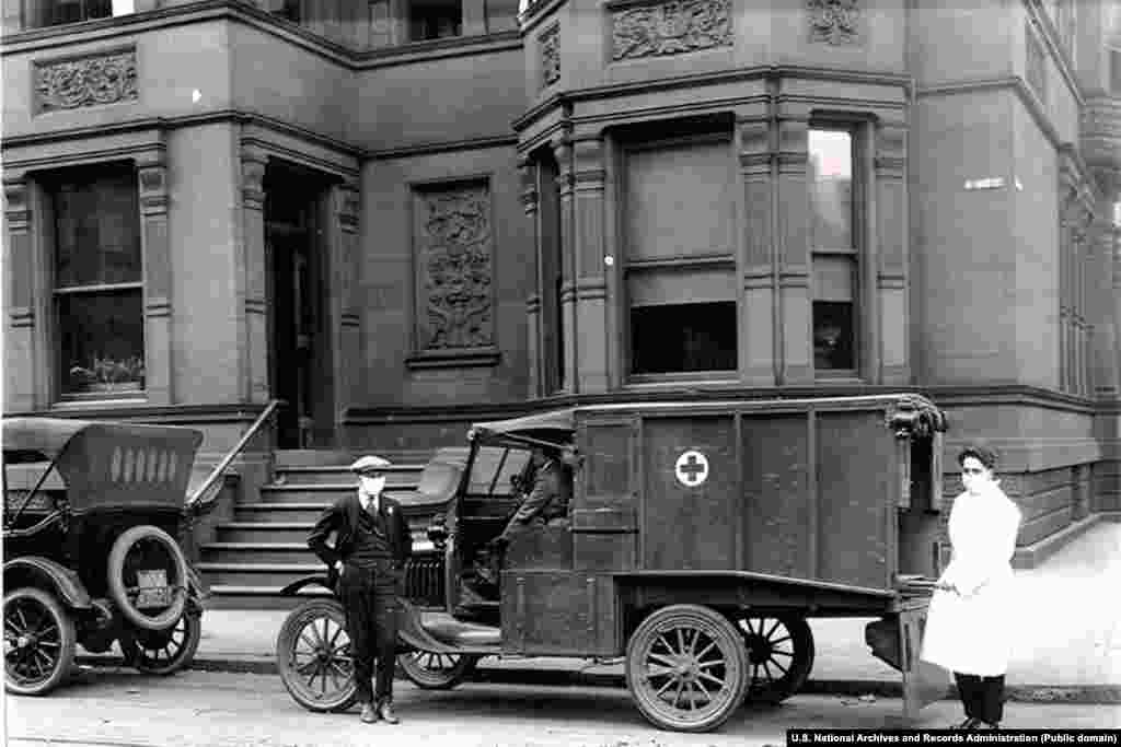 Авто швидкої допомоги перед Клубом дівчат у Філадельфії в розпал епідемії «іспанки». Будівлю клубу переобладнали під лікарню швидкої допомоги. Через тиждень після параду в місті заразилися щонайменше 45 тисяч людей. 12 тисяч із них померли