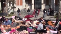 Upornost majki ispred Skupštine Crne Gore Upornost majki ispred Skupštine Crne Gore