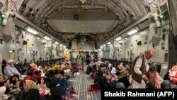 Біженці від талібів на борту американського військового літака. 19 серпня 2021 року