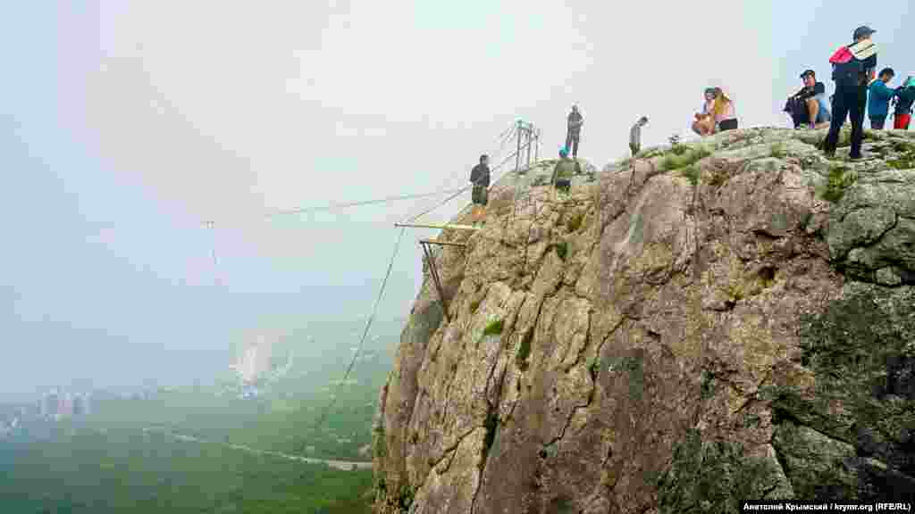 Утром на вершине Деликли-Бурун (с крымскотатарского – дырявый мыс) появились любители банджи-джампинга. Экстремальное удовольствие стоит 3000 рублей (1400 грн)
