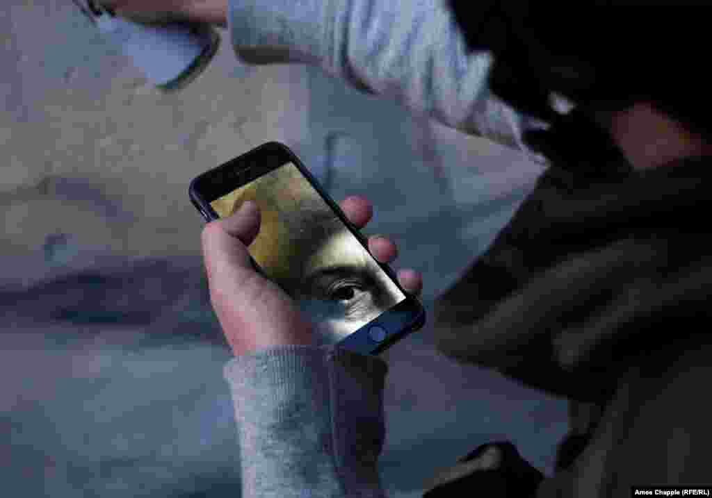 Ван Хелтен использует фотографию на мобильном телефоне как зарисовку. «Я думаю, – говорит он, – что до тех пор, пока люди не видят в этом безрассудство, из этого может выйти что-то хорошее»