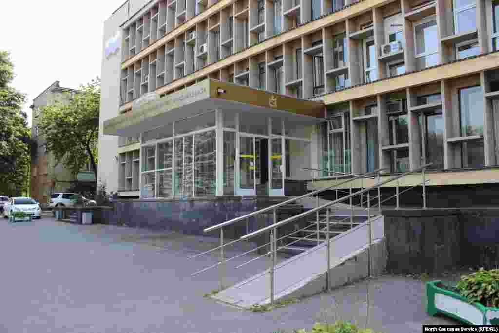 Колясочникам иной раз непросто попасть даже в социальные учреждения. В этом здании, например, оформляются пособия. Хотя имеются пандусы, пройти по ним инвалиду будет нелегко