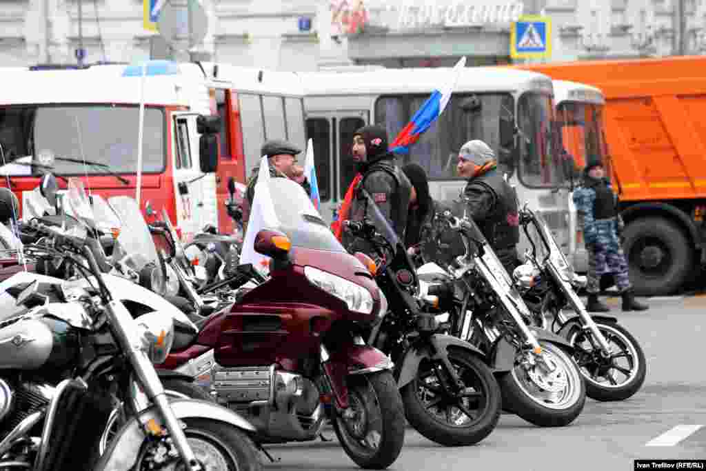 "Ночные волки" на прокремлевском шествии в центре Москвы