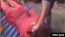 دا د هغې ویډیو تصویر دی چې پر نرښځي تشدد کېږي