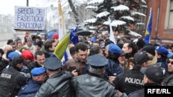 У стен посольства Великобритании жители Сараево проводят акцию протеста против ареста Эюпа Ганича.