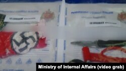 შინაგან საქმეთა სამინისტრო ავრცელებს კადრებს, სადაც მათი თქმით, აღბეჭდილია ნივთები, რომლებიც ბრალდებულების სახლების ჩხრეკისას ამოიღეს