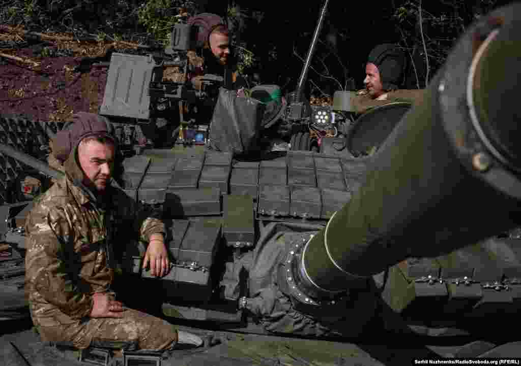 На Покровському напрямку танкісти 25-ї Січеславської бригади працюють на танку Т-80. Зліва направо: Олександру – 28. У часи АТО/ООС – з 2016 року до 2019-го служив за контрактом, з перших днів повномасштабного вторгнення пішов знову до війська. У цивільному житті працював на залізниці. Зараз – механік-водій танка. Антону 23 роки. На війні він – майже 2 роки, до неї працював в аграрному підприємстві, зараз – командир танка. 39-річний Микола – півтора року у війську. У цивільному житті працював на будівництві, на елеваторі, зараз – навідник у танку. Покровський напрямок, жовтень 2024-го