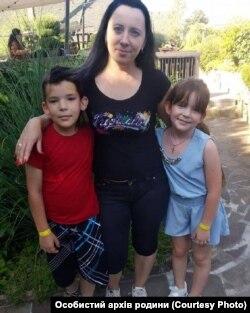 Максим та Настя Симанюк разом з мамою Зоряною