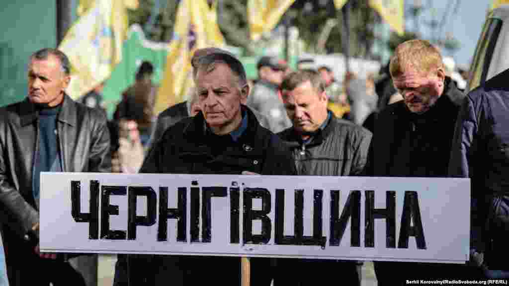 У Києві під Верховною Радою у четвер зібралися декілька десятків фермерів. Вони звертали увагу на проблеми на ринку землі, рейдерські захоплення фермерських господарств та відсутність розвитку сільського господарства. Під будівлю парламенту активісти притягнули теличку як символ фермерства. Київ, 8 жовтня 2015 року ДИВИТИСЬ ФОТОГАЛЕРЕЮ