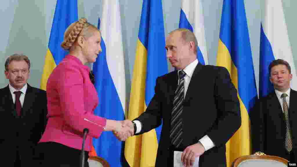 Прем’єр-міністри України і Росії Юлія Тимошенко і Володимир Путін після підписання газової угоди між «Нафтогазом України» і «Газпромом». Москва, 19 січня 2009 року Wikipedia про Українсько-російський газовий конфлікт 2008–2009 років