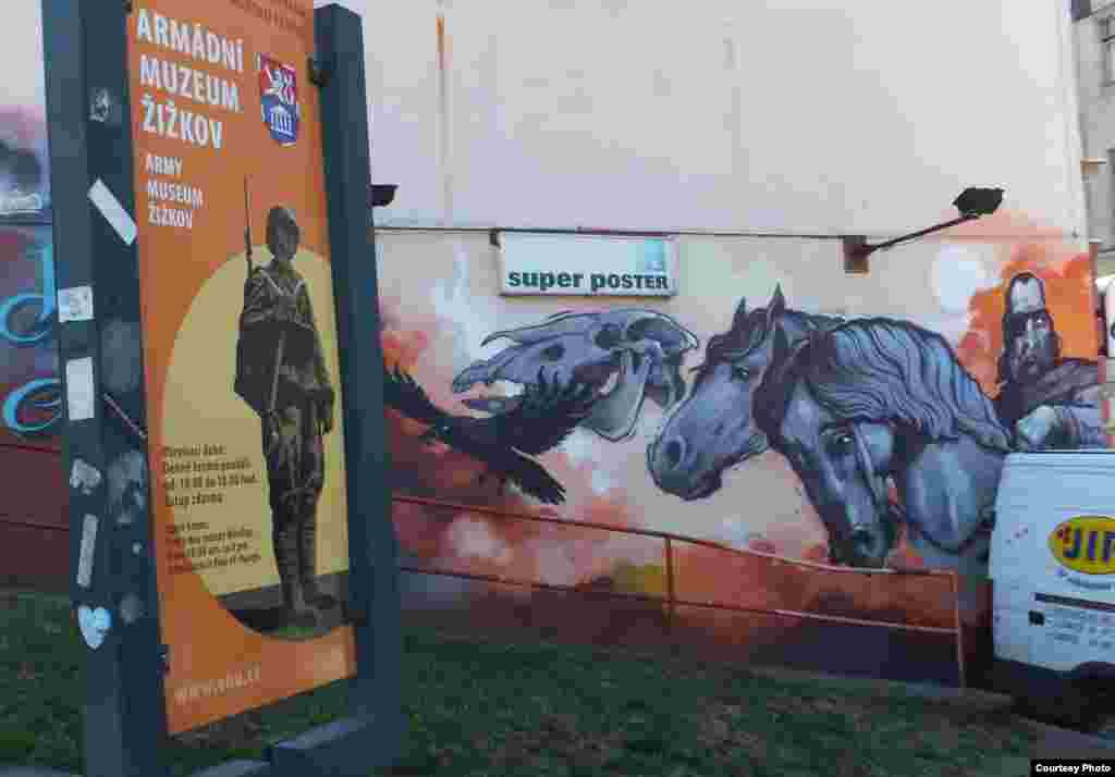 Это начало Гуситской улицы. Tatoo-салон у хостела и пивной "Каин" соседствует с Музеем Чешской армии. Там тоже есть про гуситов.