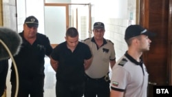 Обвиняемият Кирил Гочев е шофирал колата, която става повод за конфликта с полицейския директор и неговия съсед