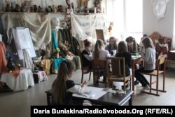 Вихованці арт-студії «Глорія» майструють сторінки тактильної книжки для слабозорих та незрячих дітей