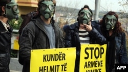 Акция около алабнского посольства в столице Македонии Скопье - против возможного участия Албании в ликвидации сирийского химического арсенала (14 ноября 2013 года)