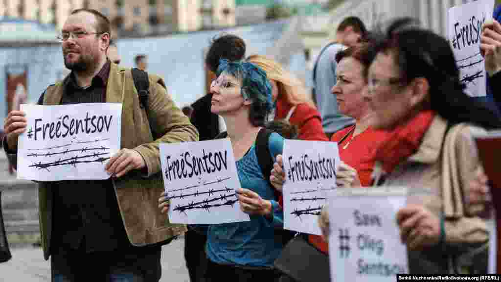 Учасники акції тримали в руках плакати і банери із зображенням Сенцова, а також з гаслами «Free Sentsov» і «Save Oleg Sentsov»