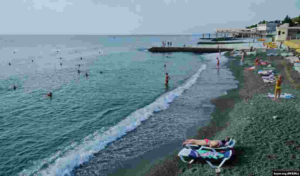 Туристов в 8 утра на пляже Профессорского уголка – негустно