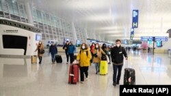 Європейці в очікуванні на виліт із міста Ухань