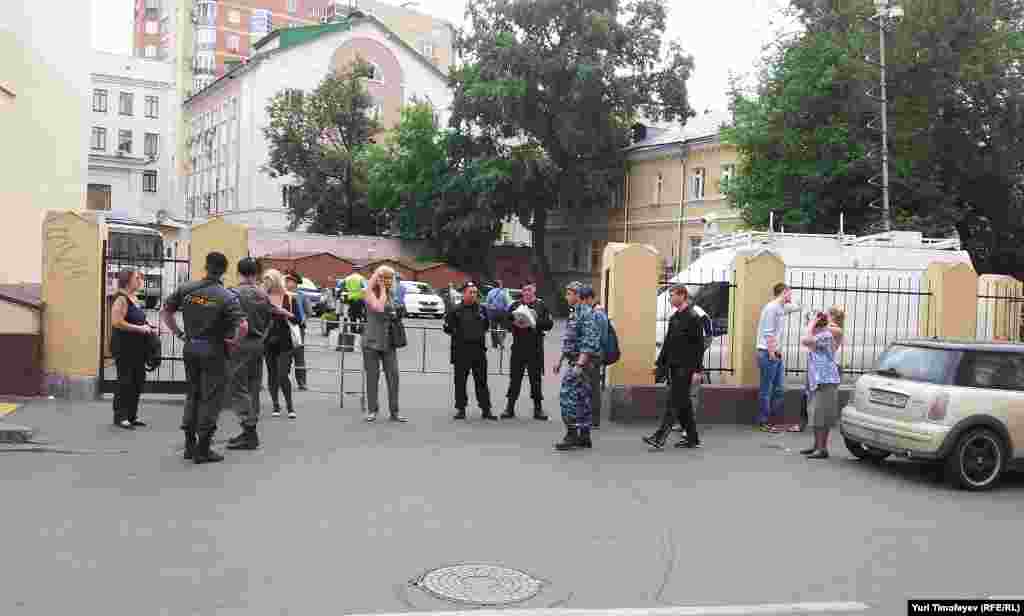 Двор суда, где должен пройти фестиваль в поддержку Pussy Riot перекрыт полицией