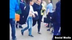 Скорая увозит пострадавших детей из торгового центра в Иркутске