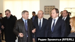 Лев Кузнецов во время визита в Дагестан (архивное фото)