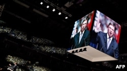 "U današnjoj Srbiji, međutim, to samo znači da je Aleksandar Vučić do poslednjeg časa kalkulisao i kombinovao, a da su svi ostali prilično nemoćno čekali njegovu odluku.", piše Pančić