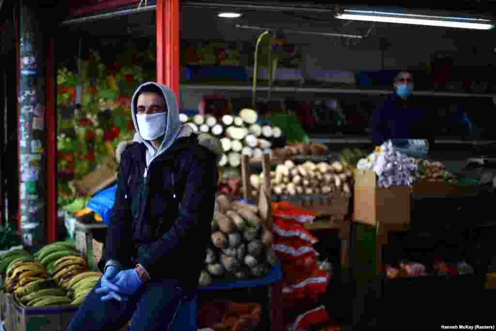 За розпорядженням уряду, в країні зачинилися всі місця масового скупчення людей, окрім крамниць із товарами першої необхідності. На фото продуктова крамниця в одному з районів Лондона – Пекхемі