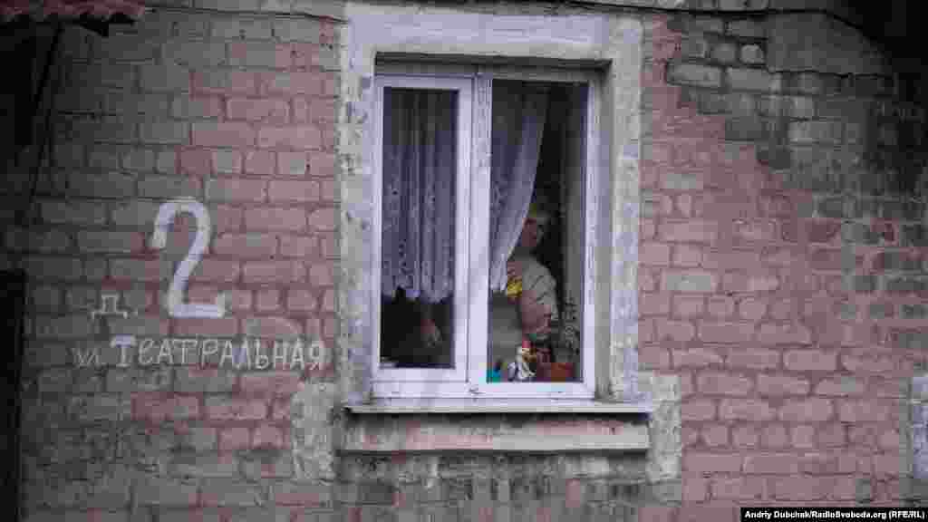 У будинках, де залишаються жити люди, є водопостачання та електроенергія. У Новотошківському працює також кілька магазинів, пошта та відділення банку, працює українське телебачення, однак майже відсутній мобільний зв'язок. 