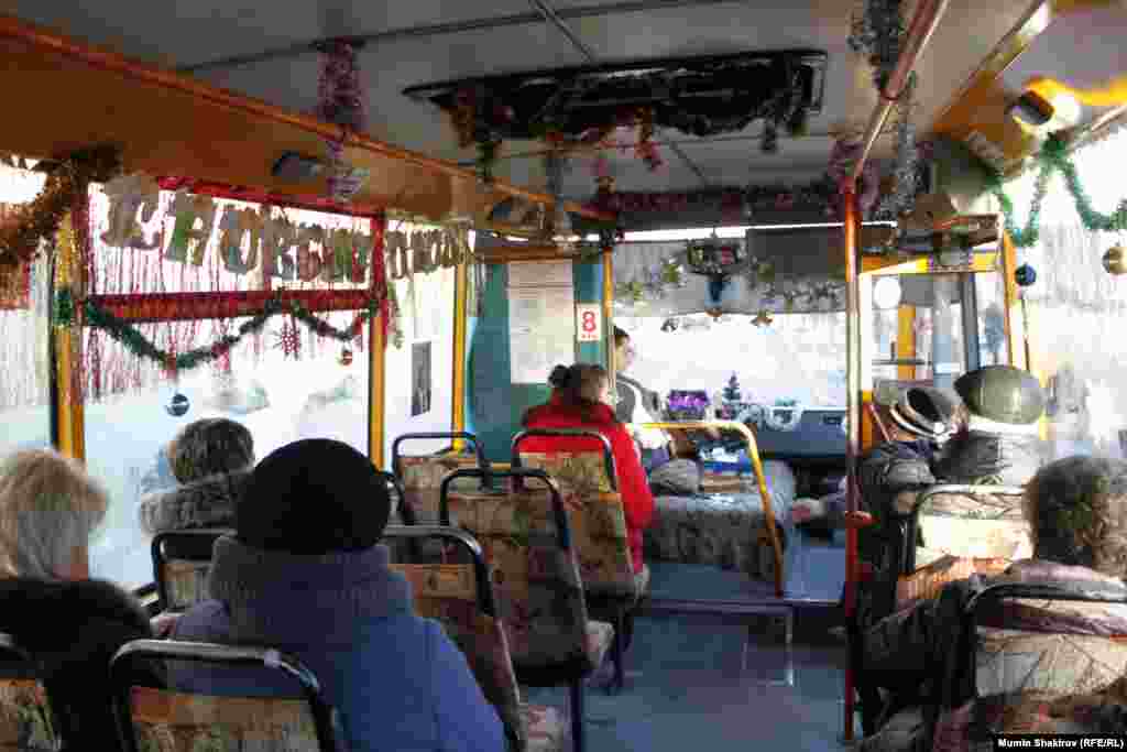 Внутри севастопольского автобуса. Городские власти объявили новогодний конкурс на лучшее оформление салона. 