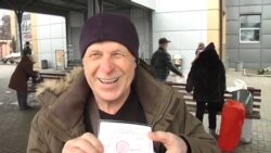 «Ось мій паспорт, я дуже радий, що він є»