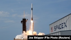 Ракета SpaceX Falcon 9 з капсулою Crew Dragon піднімається під час місії NASA SpaceX Demo-2 до Міжнародної космічної станції з космічного центру Кеннеді НАСА на мисі Канаверал, штат Флорида, США