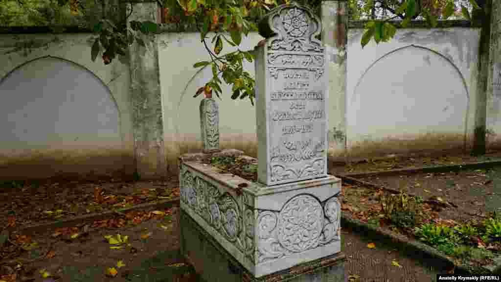 Могила крымскотатарского писателя, драматурга, общественного и политического деятеля Амета Озенбашлы в Бахчисарае. «Крымские татары привыкли жить свободной жизнью... и вполне достойны свободного и самостоятельного строительства своей... жизни на своей же земле», – Озенбашлы в Киеве в 1917 на Cъезде народов