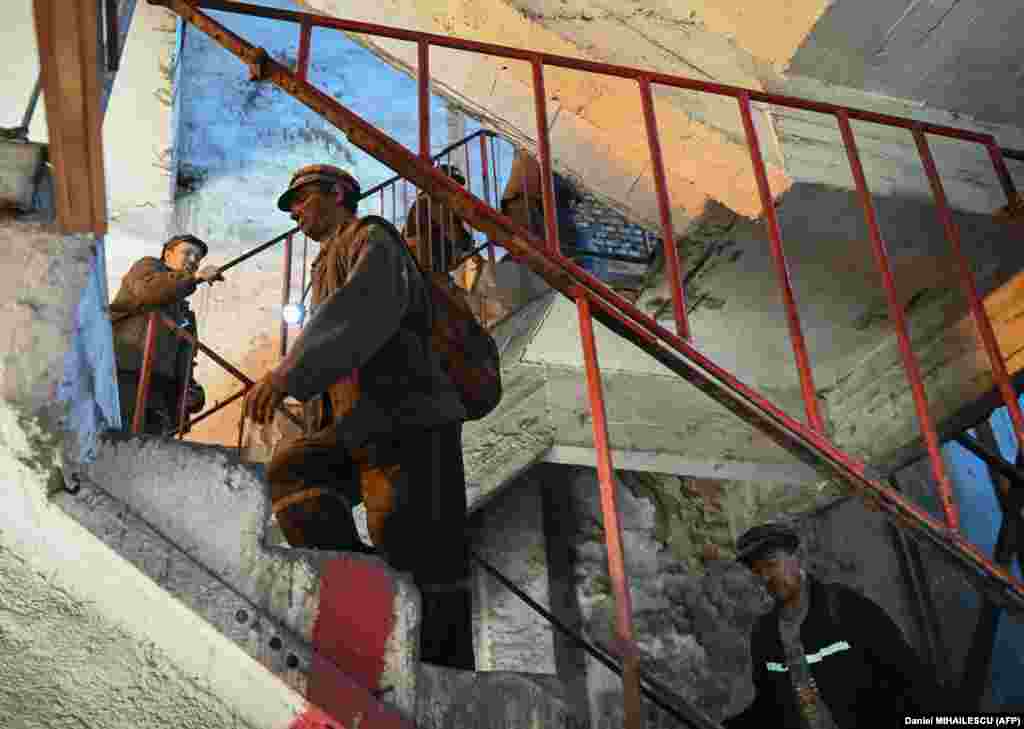 Горняки заканчивают смену на шахте «Лонеа». Раньше в регионе было 54 тысячи шахтеров, но сегодня в добыче угля занято около четырех с половиной тысяч человек