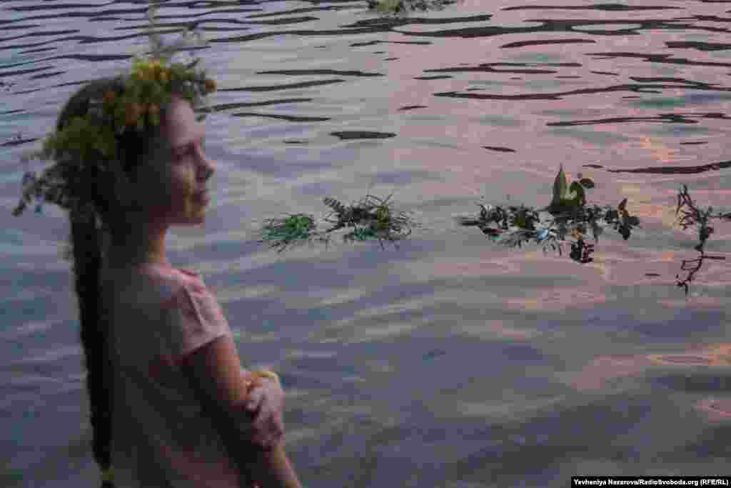 Дівчата гадають на вінках: куди він попливе – там і живе її майбутній чоловік