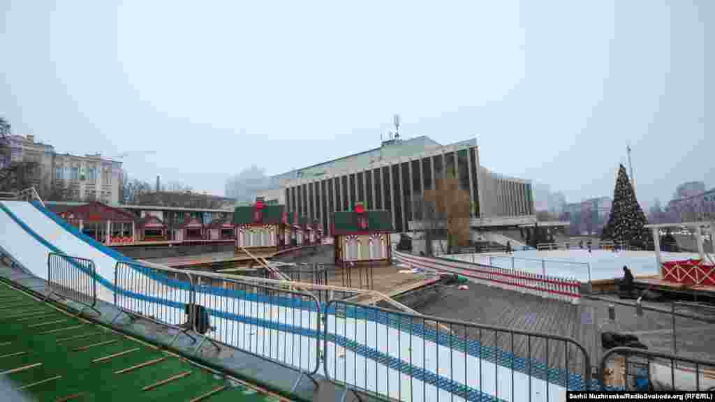 18 грудня відкриється ще одна масштабна різдвяно-новорічна локація. Вона розташується на території Палацу «Україна» й матиме назву «Містечко зимових розваг»