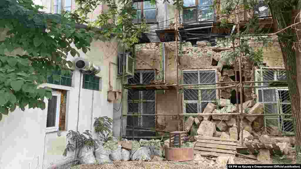 В центре Симферополя обрушилась часть здания, 10 августа 2021 года.  «Установлено, что во время проведения ремонтных работ в здании филармонии, находящейся на реконструкции, произошло обрушение внутренней перегородки и межэтажного деревянного перекрытия между 1 и 2 этажом двухэтажного здания. В результате обрушения пострадавших нет», – сказано в сообщении российского управления МЧС по Крыму. В управлении российского Следкома по Крыму и Севастополю сообщают об организации процессуальной проверки по факту «нарушения правил безопасности при ведении строительных работ», что привело к обрушению части здания по ул. Пушкина в Симферополе