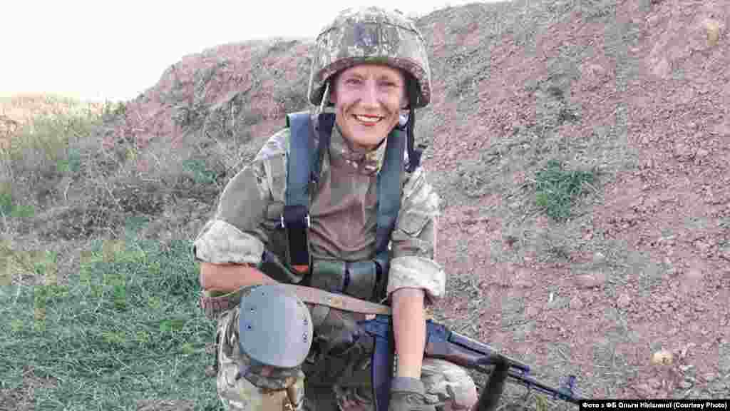 Ольга «Холєра» Нікішина, 16-й мотопіхотний батальйон 58-ї окремої механізованої бригади: «Найстрашніші обстріли – це коли по рації викликають медиків. Незалежно від того, з чого, скільки часу стріляють. Найстрашніше тут – готувати довідку-доповідь на загиблого бійця... Що робити, як батькам про це сказати? Була людина, півгодини тому її бачила, а тепер її немає. Чи пережила я смерть хлопців? Таке не переживеш. Кажуть, час лікує. Він не лікує. Сняться інколи хлопці, приходять уві сні, розповідають щось… Ми не повинні їх забувати. Ні мертвих, ні живих. Вони виконують таку роботу! Не для себе, не для своєї сім’ї».