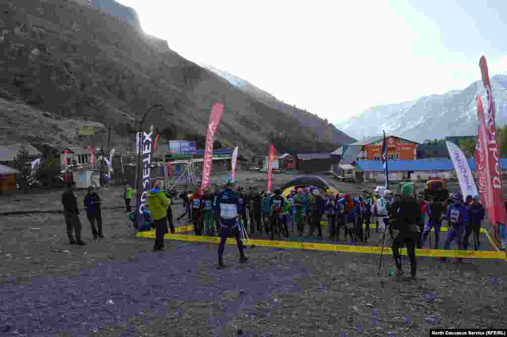 Шесть утра. Часть скайраннеров стартует на Западную вершину (5642 метра) с поляны Азау (2350 метров). Остальные стартуют с высоты 3770 (приют "Бочки")