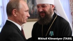Керуючий справами УПЦ (Московського патріархату), митрополит Бориспільський Антоній (Паканич) під час вручення йому президентом Росії Володимиром Путіним (ліворуч) державної нагороди Росії. Київ, 27 липня 2013 року