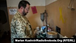 Отець Стефан готує вечерю на кухні в медиків-добровольців