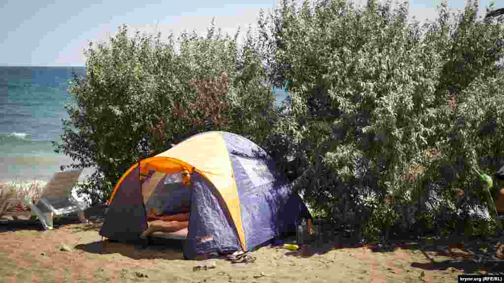 Снять номер в Прибрежном стоит от 2500 рублей (931 грн). Есть вариант подешевле – поставить палатку