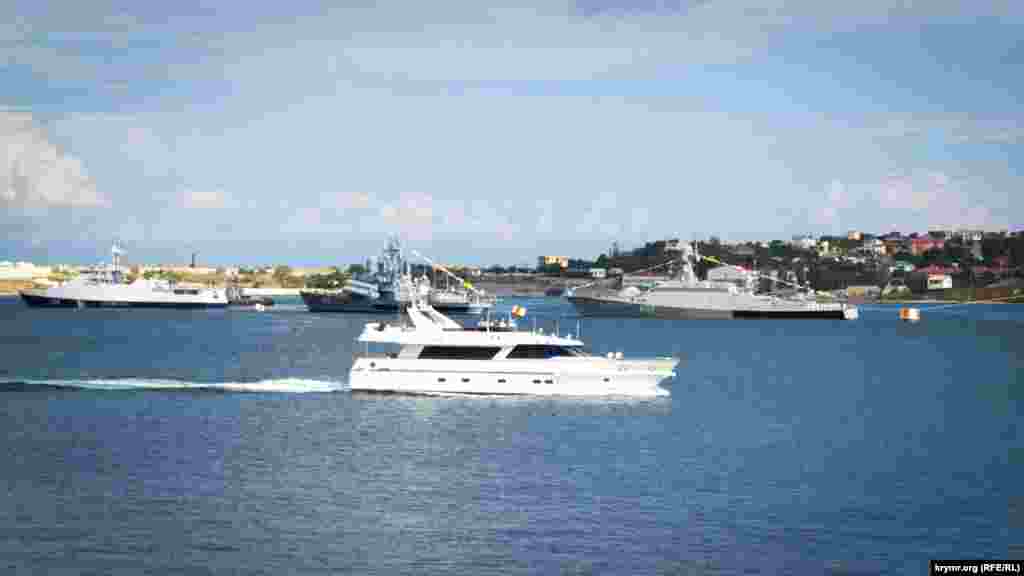 Катер связи «Сапсан» проходит вдоль строя кораблей для швартовки у Графской пристани.