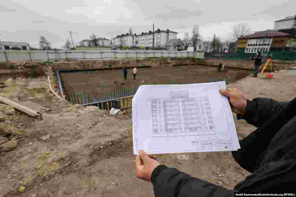 Рятувальники продовжують розбирати завали знищених будинків, квітень 2022 року / Праворуч – будівельник показує план будинку, який буде зведений на місці зруйнованого, квітень 2025 року