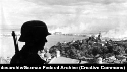 Нацистский караул в Киеве 19 сентября 1941 года. На заднем плане – один из взорванных мостов через Днепр