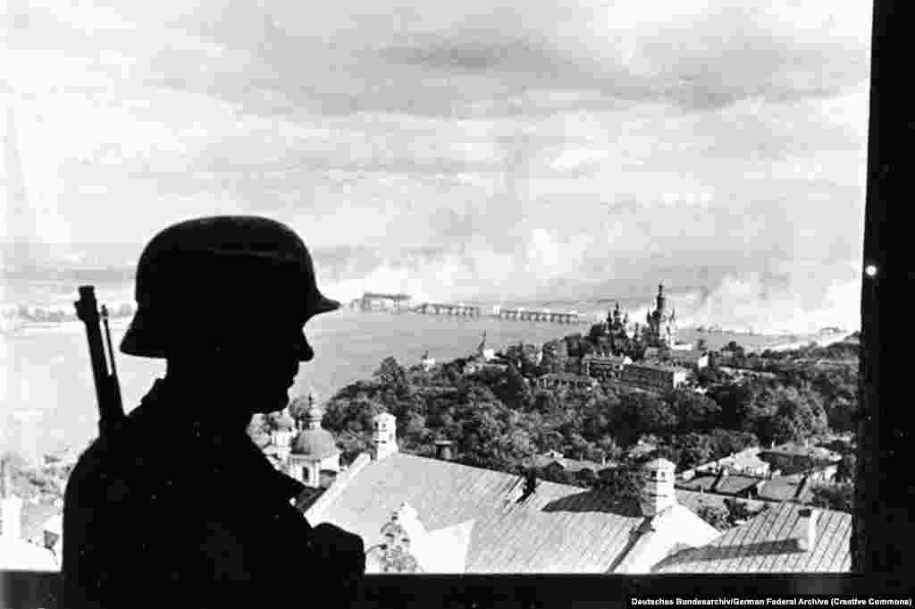 Нацистський вартовий у Києві, 19 вересня 1941 року. В червні того року, по двох роках дії договору про ненапад між Німеччиною і Радянським Союзом, війська нацистів несподівано напали на СРСР. Протягом кількох тижнів нацисти захопили схід Польщі й інші окуповані Радянським Союзом території, а також більшу частину Української РСР та інші території радянських республік.