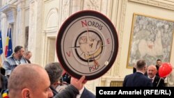 Parlamentarii AUR au adus și pancarte în forma de „busole” legate de apropierea dintre Marcel Ciolacu și scandalul Nordis.