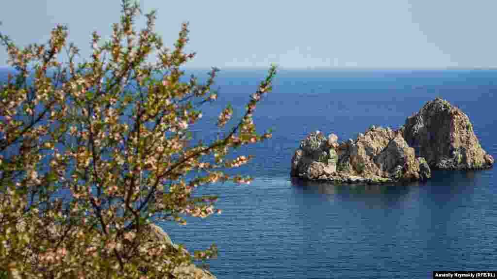 Адалары («острова» с крымскотатарского) – два скалистых острова в 250 метрах от берега. Там находятся колонии бакланов