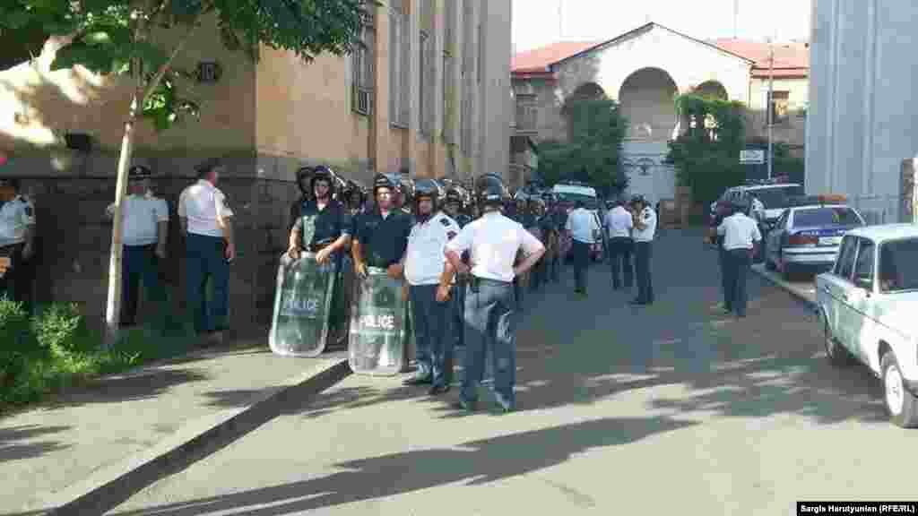 Міліція споряджена щитами та кийками, Єреван, 22 червня 2015 року