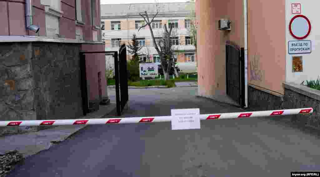 «Проход закрыт на время карантина» – надпись на входе в городской роддом №1 в Симферополе