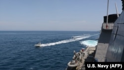 Іранський катер поблизу американського есмінця